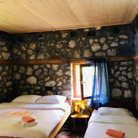 فندق مبيت وإفطار Hyrmet Demushi