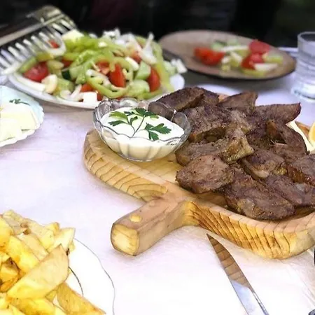 Hyrmet Demushi فندق مبيت وإفطار 3*