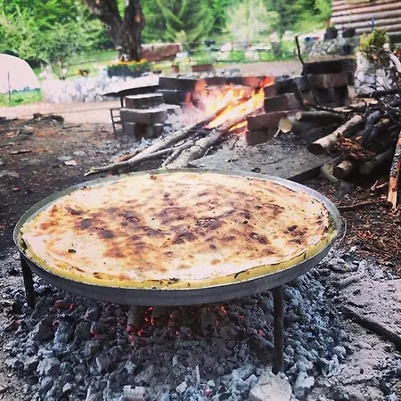 Oda ve Kahvaltı Hyrmet Demushi *
